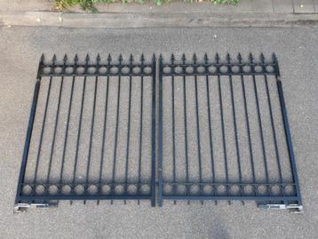 Inrijpoort met ringen, sierhekwerk, opknapper beschikbaar voor biedingen
