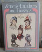 Mooi boek " woman's headdress and Hairstyles van vroeger, Ophalen of Verzenden, Zo goed als nieuw