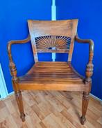 Antieke koloniale teakhouten stoel met zonmotief, Ophalen of Verzenden