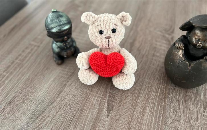 Gehaakte beertje met hartje., Verzamelen, Beren en Cherished Teddies, Nieuw, Stoffen beer, Me To You, Ophalen of Verzenden