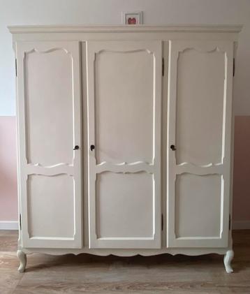 Antieke queen ann kast. Brocante. 3 deurs. Kledingkast beschikbaar voor biedingen