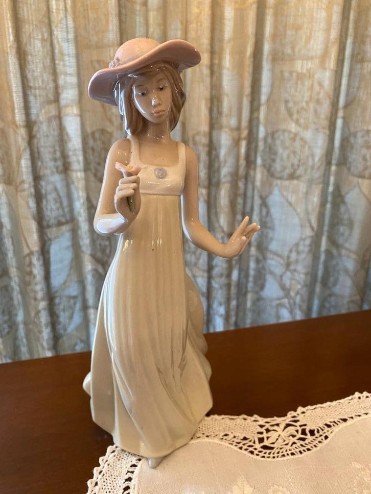 Miquel Requena, Porseleinen beeldje “Gentle Breeze”, Antiek en Kunst, Curiosa en Brocante, Ophalen