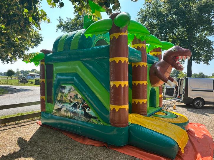 Springkussen dinosaurus €75,-brengen /halen, Hobby en Vrije tijd, Feestartikelen | Verhuur, Zo goed als nieuw, Overige, Ophalen