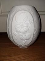 Biscuit porselein vaas met bloemmotief. Kaiser Germany., Wit, Aardewerk of Porselein, Ophalen of Verzenden, Zo goed als nieuw