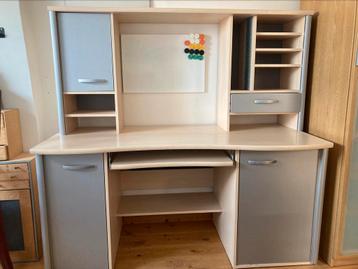 Bureau met opzet. Licht hout met zilverkleurige kastdeurtjes beschikbaar voor biedingen