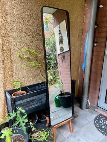 Spiegel met metalen frame en sierhouten achterkant beschikbaar voor biedingen