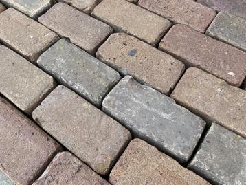 Oud gebakken klinkerkei rood genuanceerd beschikbaar voor biedingen