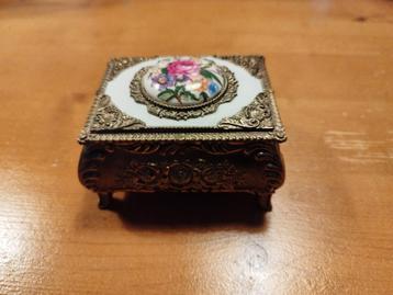 Vintage Sieradendoosje met Bloemen beschikbaar voor biedingen