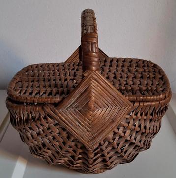Vintage riet kindermandje beschikbaar voor biedingen