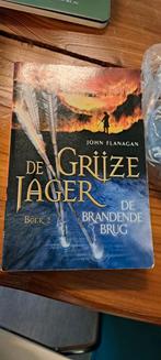 De Grijze Jager - De Brandende Brug deel 2, Boeken, Fantasy, Ophalen of Verzenden, Gelezen, John Flanagan