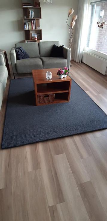 Mooi zwart vloerkleed 2.30 X1.70 beschikbaar voor biedingen