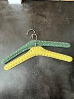 2 vintage kledinghangers, geel, groen, Ophalen of Verzenden, Gebruikt
