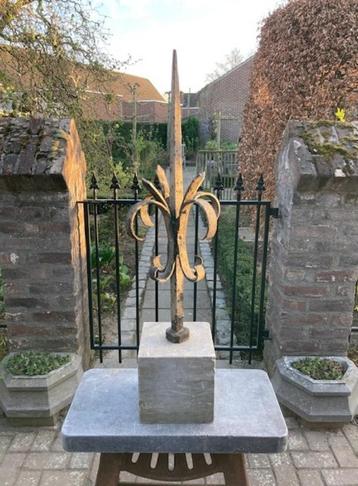 Oude smeedijzeren pinakel, bliksemafleider, natuursteen voet beschikbaar voor biedingen