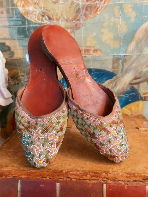 Antieke art-deco bruidsslippers,muiltjes met glas kraaltjes., Antiek en Kunst, Antiek | Kleding en Accessoires, Ophalen of Verzenden