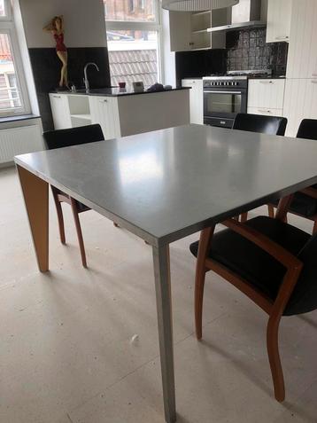 Werktafel 135 bij 135 cm beschikbaar voor biedingen