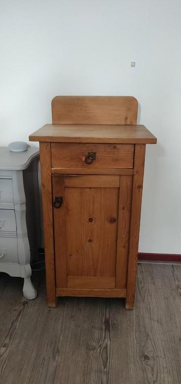 Houten Nachtkastje / Bijzettafel beschikbaar voor biedingen
