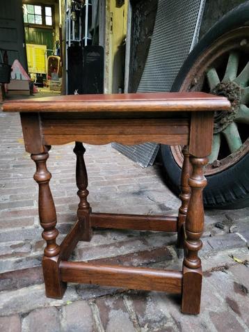 Bijzettafel vintage hout beschikbaar voor biedingen