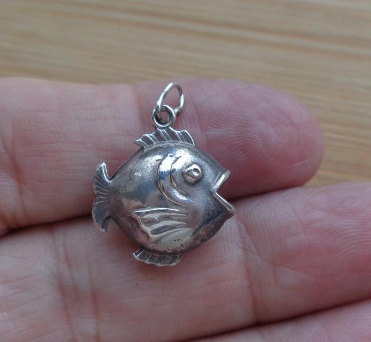 zilveren vintage bedel vis [341], Sieraden, Tassen en Uiterlijk, Bedels, Zo goed als nieuw, Overige merken, Zilver, 1 bedel, Verzenden