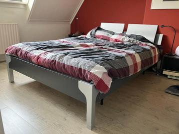 Zilver-grijs bed (twijfelaar) 140x200 Beter Bed beschikbaar voor biedingen