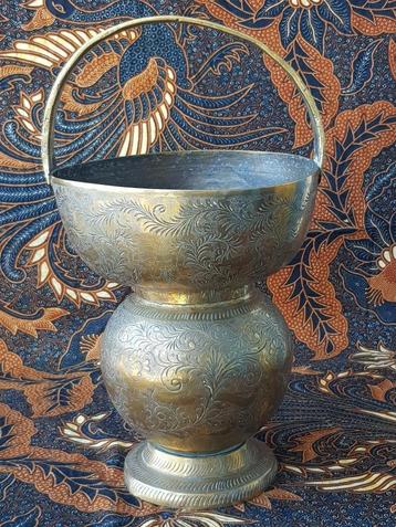 Mooie zware antieke Oosterse pot van bewerkt koper 34,5 cm. beschikbaar voor biedingen