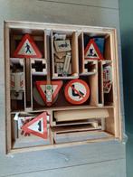 Kistje met oude verkeersborden/ hout met karton, Ophalen of Verzenden