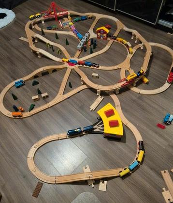 Heel veel houten treinbaan speelgoed met veel extra's beschikbaar voor biedingen