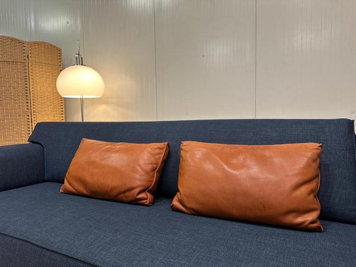 2x Origineel Design on Stock Lendekussen – €150 p/st, Huis en Inrichting, Woonaccessoires | Kussens, Zo goed als nieuw, Oranje