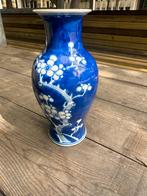 Blauw-witte vaas met bloemmotief Chinees antiek, Ophalen of Verzenden