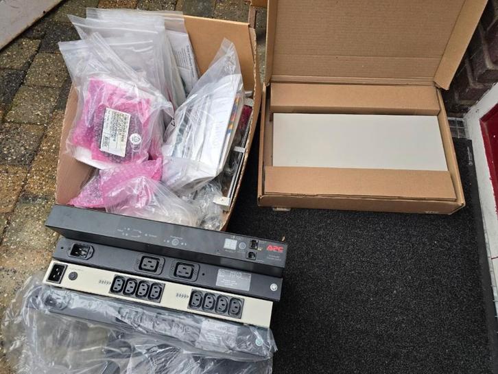 Partij APC Accessoires, Netwerkkaarten, Transfer Switch, PDU, Computers en Software, Noodvoedingen (UPS), Zo goed als nieuw, Ophalen of Verzenden