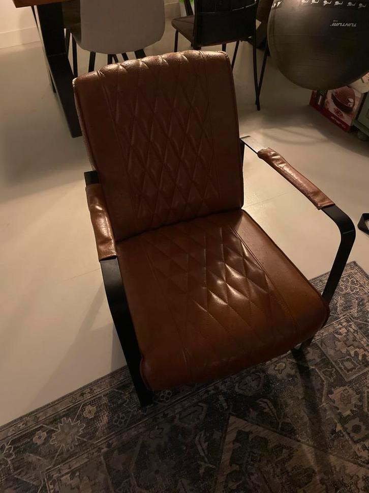 Luie stoel bruin. Nep leer 2x, Huis en Inrichting, Fauteuils, Gebruikt, Leer, 50 tot 75 cm, Minder dan 75 cm, Ophalen