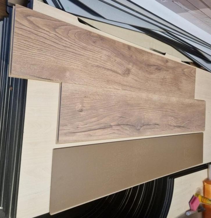 Restpartij 26 m2 laminaat Ambiant Ingelstad Eiken Natuur, Huis en Inrichting, Stoffering | Vloerbedekking, Nieuw, Laminaat, Bruin