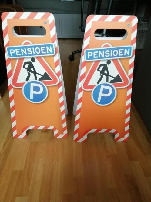 Pensioen (uit-inklapbare borden( 2 stuks) NIEUW!!!, Hobby en Vrije tijd, Feestartikelen, Nieuw, Feestartikel, Overige, Ophalen of Verzenden