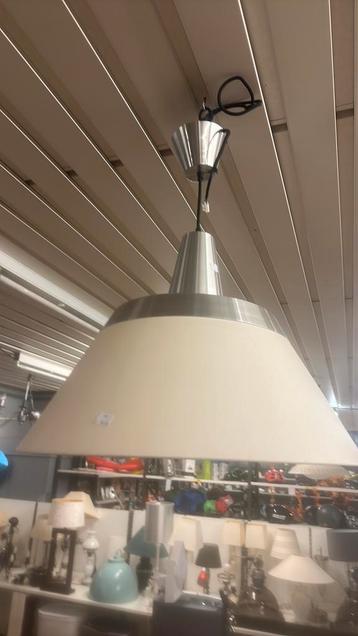 Witte hanglamp beschikbaar voor biedingen