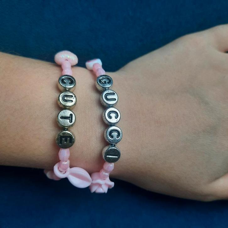 Twee matching armbanden roze, Sieraden, Tassen en Uiterlijk, Armbanden, Zo goed als nieuw, Kunststof of Plastic, Roze, Met bedels of kralen