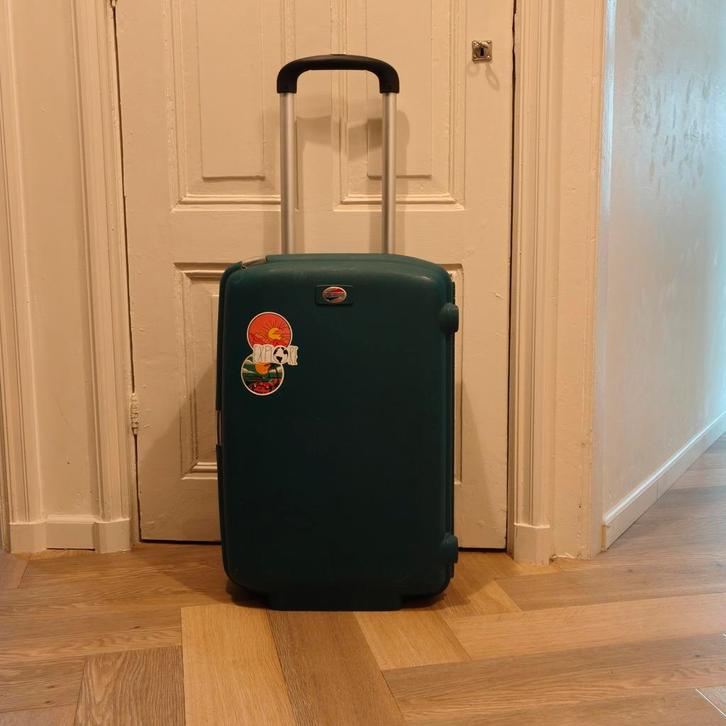 Groene Koffer met uitschuifbare handgreep en wieltjes, Sieraden, Tassen en Uiterlijk, Koffers, Gebruikt, Hard kunststof, 60 tot 70 cm