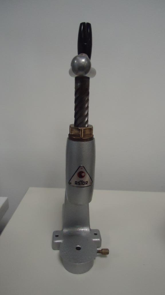 Astor Knopenmachine 51M, Hobby en Vrije tijd, Naaimachines en Toebehoren, Gebruikt, Naaimachine, Overige merken, Industrieel, Ophalen