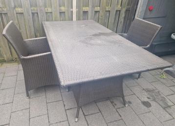Bruine wicker tafel met 2 stoelen beschikbaar voor biedingen