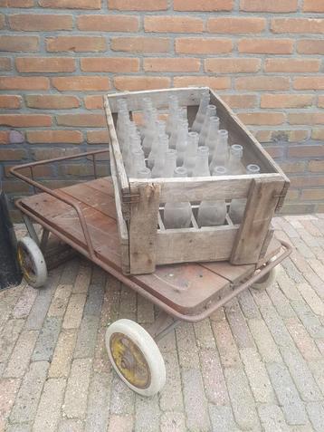 Oud antiek krat met flesjes beschikbaar voor biedingen