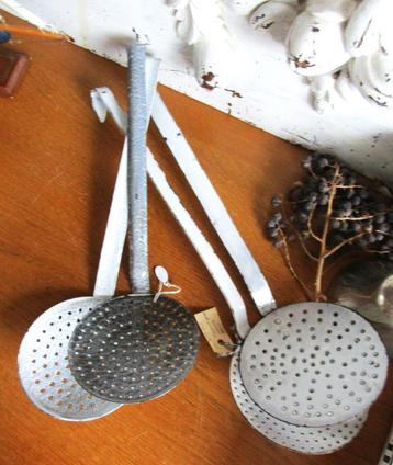 Oude emaille schuimspanen beschikbaar voor biedingen