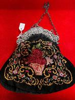 62) Antieke tas met een zilveren sluiting en ketting., Gebruikt, Overige kleuren, ., Ophalen of Verzenden