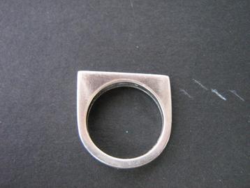 Moderne ring in driehoek vorm opengewerkt. beschikbaar voor biedingen