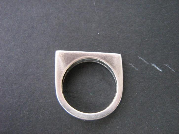Moderne ring in driehoek vorm opengewerkt., Sieraden, Tassen en Uiterlijk, Ringen, Gebruikt, Dame, 17 tot 18, Zilver, Overige materialen