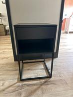 Vikhammer nachtkastje ikea zwart, Huis en Inrichting, Slaapkamer | Nachtkastjes, Ophalen, Zo goed als nieuw, Hout, Minder dan 45 cm
