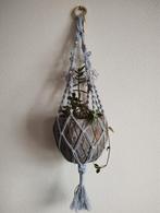Macramé plantenhanger met bloemendetails. Sisters Forever., Ophalen of Verzenden, Halfschaduw, Minder dan 100 cm