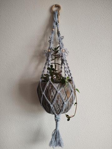 Macramé plantenhanger met bloemendetails. Sisters Forever. beschikbaar voor biedingen