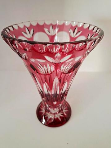 Rubijnrode glazen Vaas beschikbaar voor biedingen