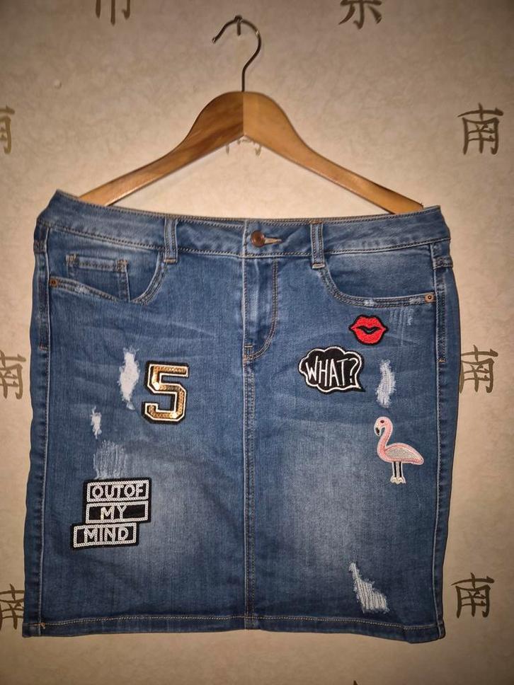 Leuke denim rok met patches page one - Maat M, Kleding | Dames, Rokken, Zo goed als nieuw, Maat 38/40 (M), Blauw, Boven de knie