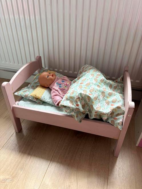 Poppenkast, bed en kleertjes, Kinderen en Baby's, Speelgoed | Poppen, Gebruikt, Ophalen