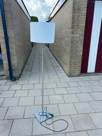 Stijlvolle Staande Lamp - Modern Design beschikbaar voor biedingen