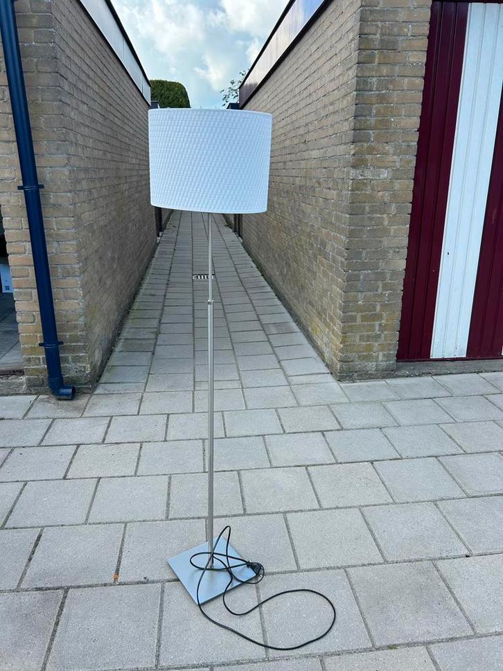 Stijlvolle Staande Lamp - Modern Design, Huis en Inrichting, Lampen | Vloerlampen, Zo goed als nieuw, 150 tot 200 cm, Metaal, Ophalen of Verzenden